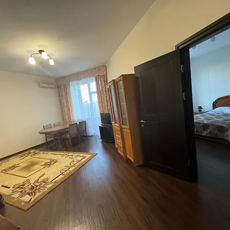 кришталевий палац 3*