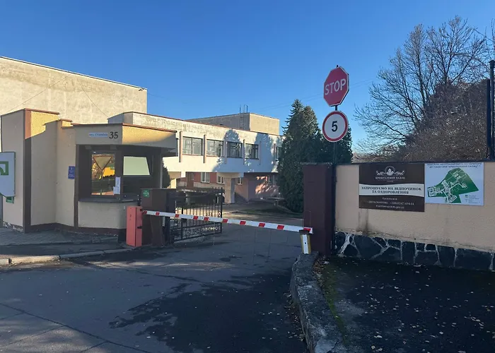 кришталевий палац Отель 3*