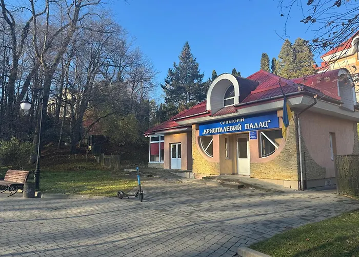 кришталевий палац Отель