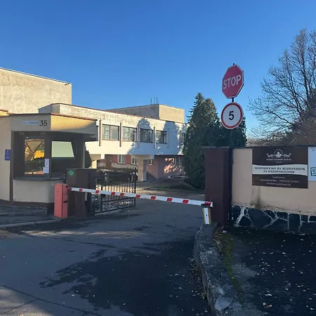 кришталевий палац Hotel 3*