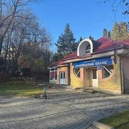 кришталевий палац Hotel